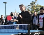 Mauricio Macri presentando las mesas de Ping Pong en parques